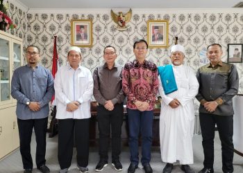 Ketua DPRD Medan, Hasyim bersama dua ulama Sumatera Utara. (Foto Ist)