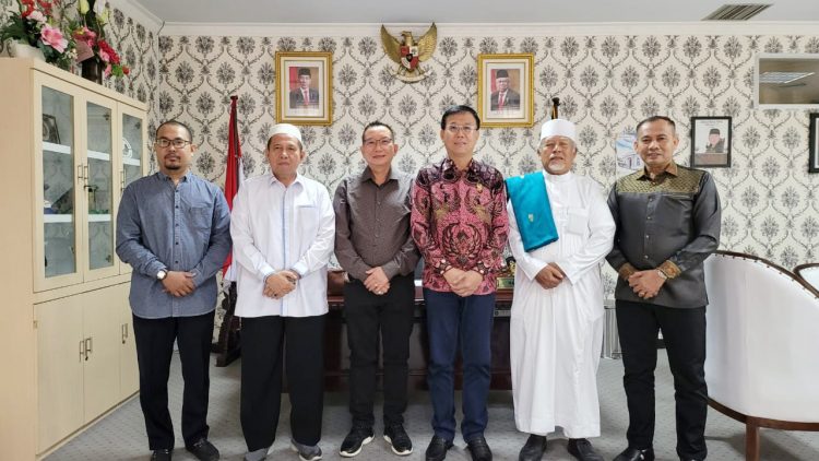 Ketua DPRD Medan, Hasyim bersama dua ulama Sumatera Utara. (Foto Ist)