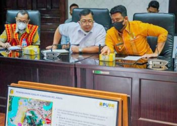 Bobby Nasution, Wali Kota Medan pimpin Rapat Laporan Peninjauan Lapangan Terkait Banjir Rob di kawasan Kecamatan Medan Belawan oleh Kementerian PUPR di Balai Kota Medan. (Foto Ist)