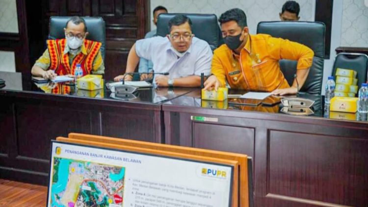 Bobby Nasution, Wali Kota Medan pimpin Rapat Laporan Peninjauan Lapangan Terkait Banjir Rob di kawasan Kecamatan Medan Belawan oleh Kementerian PUPR di Balai Kota Medan. (Foto Ist)