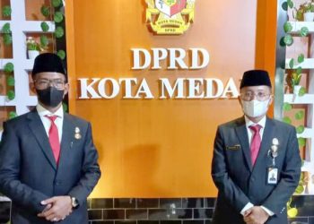 Dirut PUD Pasar Medan Suwarno dan Dirkeu/Adm Fernando Napitupulu di Gedung DPRD Medan. (Foto Romulo)