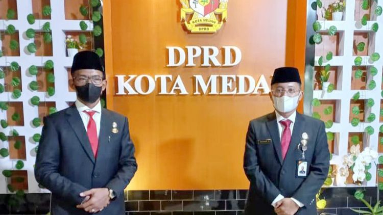 Dirut PUD Pasar Medan Suwarno dan Dirkeu/Adm Fernando Napitupulu di Gedung DPRD Medan. (Foto Romulo)