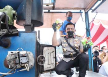 Kapolda Sumut, Irjen Pol RZ Panca Putra Simanjuntak saat pemusnahan narkoba. (Foto Ist)