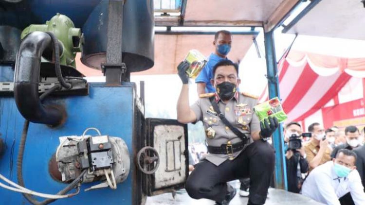 Kapolda Sumut, Irjen Pol RZ Panca Putra Simanjuntak saat pemusnahan narkoba. (Foto Ist)