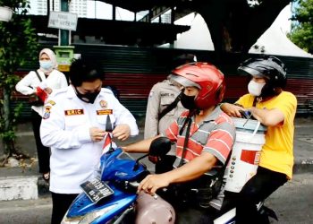 Pokdarkamtibmas bagikan bendera merah putih dipimpin Eric kepada pengendara Sambut HUT RI ke 77. (Foto Ist)