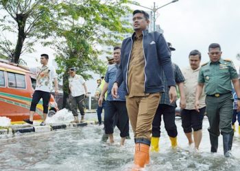 Wali Kota Medan, Bobby Nasution saat meninjau banjir di Jalan Dr Mansyur, Medan. (Foto Ist)