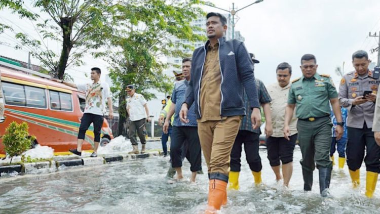 Wali Kota Medan, Bobby Nasution saat meninjau banjir di Jalan Dr Mansyur, Medan. (Foto Ist)
