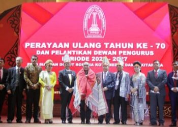 Gubernur Sumut Edy Rahmayadi dan Wagub Sumut Musa Rajekshah berfoto bersama pengurus PPSD) Siahaan Dohot Boruna Kota Medan . (Foto Ist)