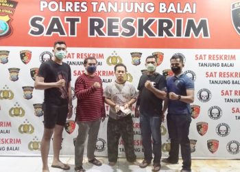 Pelaku DS dan barang bukti diapit Tim Opsnal Sat Reskrim Polres Tanjungbalai