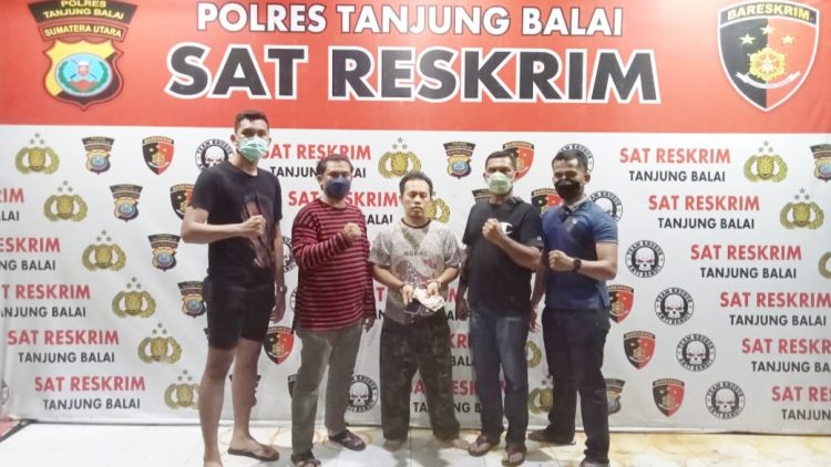 Pelaku DS dan barang bukti diapit Tim Opsnal Sat Reskrim Polres Tanjungbalai
