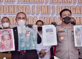 Gubernur Sumut Edy Rahmayadi dan Kapolda Sumut Irjen Pol RZ Panca Putra Simanjuntak saat paparan 212 PMI ilegal di Poldasu. (Foto Ist)