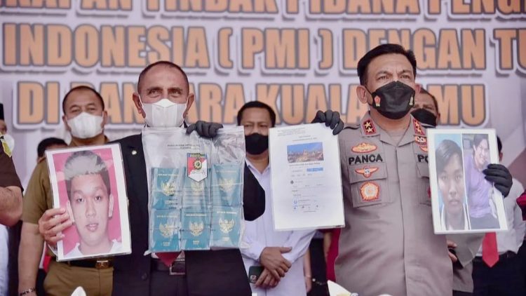 Gubernur Sumut Edy Rahmayadi dan Kapolda Sumut Irjen Pol RZ Panca Putra Simanjuntak saat paparan 212 PMI ilegal di Poldasu. (Foto Ist)
