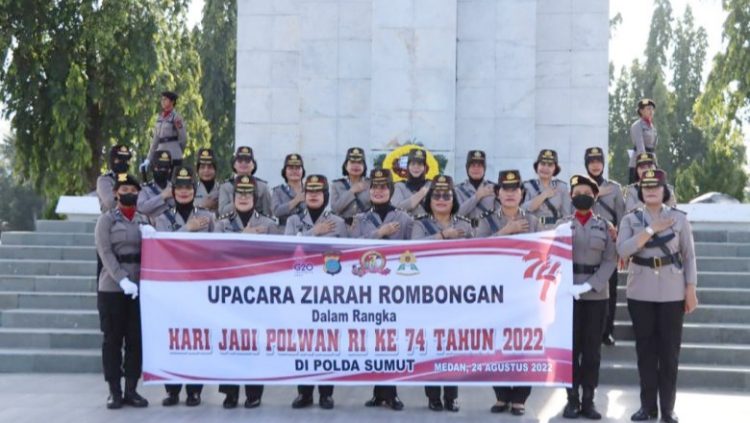 Sejumlah Polwan ziarah ke Makam Pahlawan Jln.Sisingamangaraja Medan. (Foto Ist)
