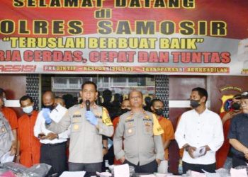 Kapolres Samosir AKBP Josua Tampubolon SH MH saat memaparkan kasus curanmor yang terjadi beberapa pekan terakhir di Samosir. (Foto Ist)