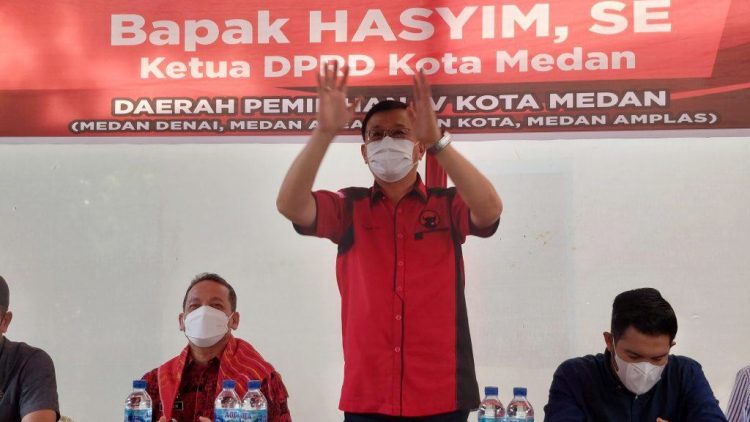 Hasyim, Ketua DPRD Medan saat reses di Jl Swadaya Gg Tahu Lingkungan VI, Kelurahan Harjosari II, Kecamatan Medan Amplas. (Foto Ist)