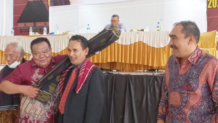 Anggota DPRD Kota Medan Drs Daniel Pinem saat reses di Balai Zeqita Jalan Jamin Ginting Kelurahan Lau Cih, Kecamatan Medan Tuntungan, Jumat (26/8). (Foto Romulo)