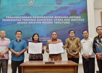 Gubernur Sumut Edy Rahmayadi saat tandatangani kesepakatan bersama antara Pemprov Sumut dengan IAKT Tarutung yang turut dihadiri Wakil Rektor, Hana Dewi Aritonang dan Anggota DPRD Sumut Jonius Taripar Parsaoran Hutabarat di Rumah Dinas Gubernur Sumut (Foto Ist)