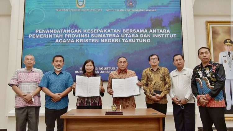 Gubernur Sumut Edy Rahmayadi saat tandatangani kesepakatan bersama antara Pemprov Sumut dengan IAKT Tarutung yang turut dihadiri Wakil Rektor, Hana Dewi Aritonang dan Anggota DPRD Sumut Jonius Taripar Parsaoran Hutabarat di Rumah Dinas Gubernur Sumut (Foto Ist)