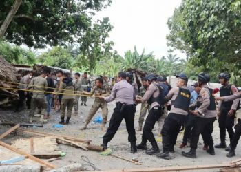 Personil Polrestabes Medan saat merubuhkan lapak Sky Garden. (Foto Ist)