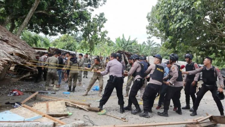 Personil Polrestabes Medan saat merubuhkan lapak Sky Garden. (Foto Ist)