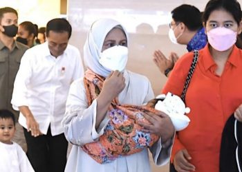 Iriana Jokowi mengendong cucu kelima yang merupakan putra dari Bobby Nasution dan Kahiyang Ayu. (Foto Ist)