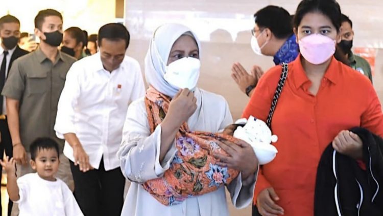 Iriana Jokowi mengendong cucu kelima yang merupakan putra dari Bobby Nasution dan Kahiyang Ayu. (Foto Ist)