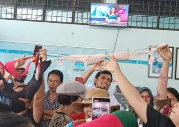 Emak- emak yang protes air mati di Kantor PDAM Tirtanadi