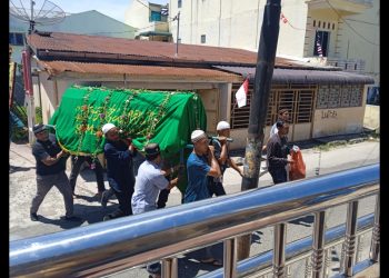 Jenajah Juwanda Syahputra saat mau di sholatkan di Mesjid Istiqomah Jalan Bola Kaki sebelum dikuburkan