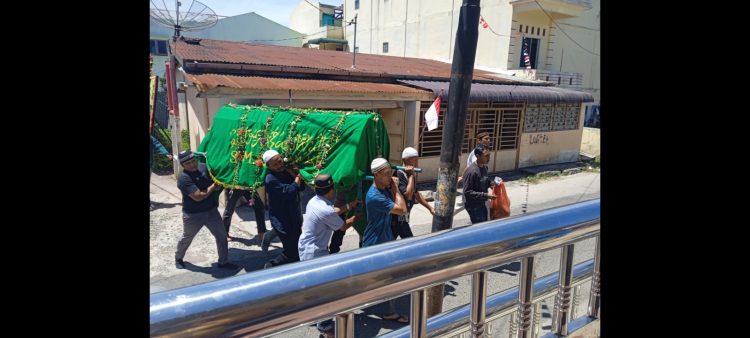 Jenajah Juwanda Syahputra saat mau di sholatkan di Mesjid Istiqomah Jalan Bola Kaki sebelum dikuburkan