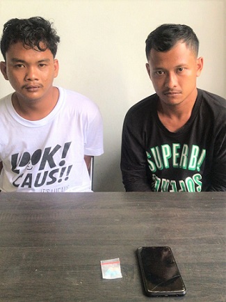 Kedua pelaku, RA dan AN serta barang bukti ekstasi