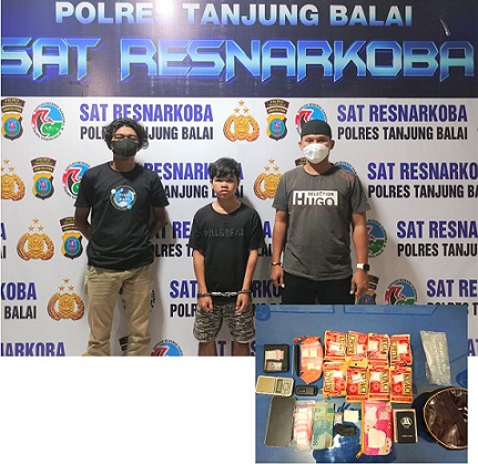 Pelaku Ronal Prayoga Tambunan diapit polisi dan barang bukti
