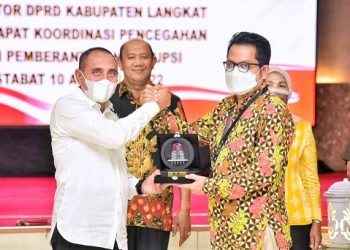 Gubsu Edy Rahmayadi di Rakor Pencegahan dan Pemberantasan Korupsi, di Ruang Rapat Paripurna DPRD Kabupaten Langka. (Foto Ist)