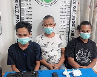 Ketiga pelaku dan barang bukti diamankan di ruangan Sat Narkoba Polres Siantar