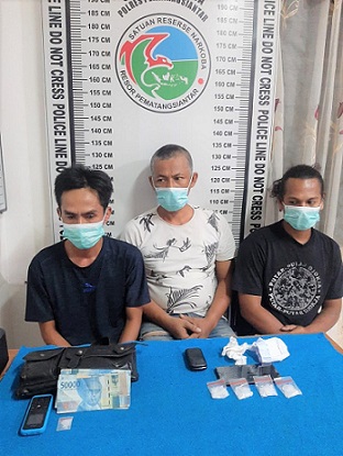 Ketiga pelaku dan barang bukti diamankan di ruangan Sat Narkoba Polres Siantar