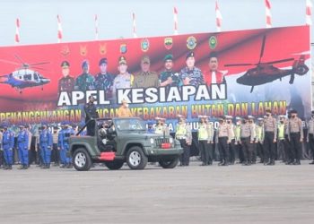 Gubernur Sumut Edy Rahmayadi dan Kapolda Sumut Irjen Pol RZ Panca Putra Simanjuntak dalam Apel Kesiapan Penanggulangan Bencana Karhutla di Pangkalan Udara (Lanud) Soewondo, Medan. (Foto Ist)