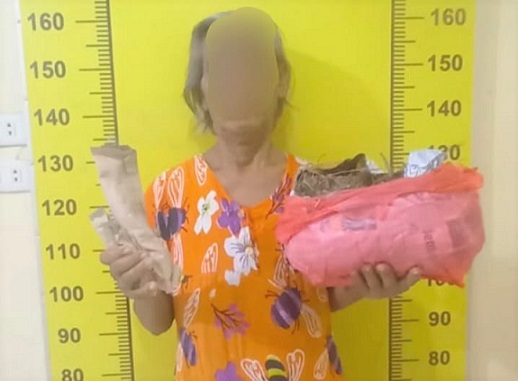 Nenek A bersama barang bukti yang diamankan polisi. (Foto Ist)