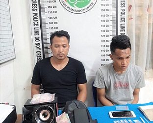 Kedua pelaku, Danil dan Rizal Syarizal beserta barang bukti