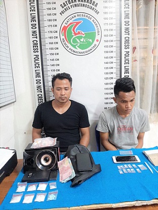 Kedua pelaku, Danil dan Rizal Syarizal beserta barang bukti