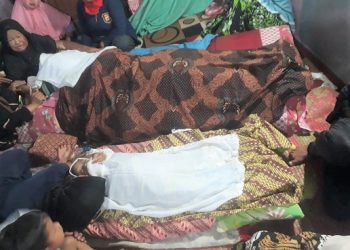 Jenajah kedua korban, Ahmad Ghozali dan RAP disemayamkan dirumah duka