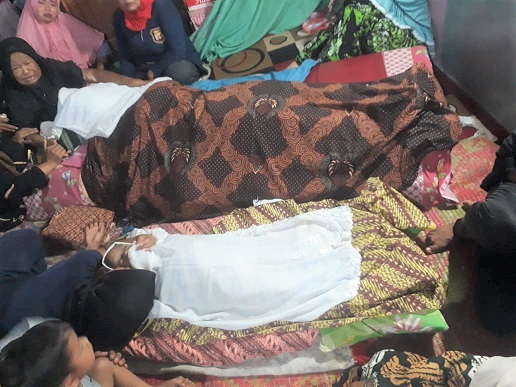 Jenajah kedua korban, Ahmad Ghozali dan RAP disemayamkan dirumah duka
