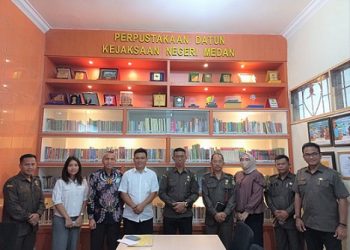 Suwarno Dirut PUD Pasar Medan dan jajaranya saat berada di Kantor Kejari, Medan. (Foto Romulo)