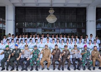 Wali Kota Medan, Bobby Nasution berfoto bersama dengan 42 Paskibraka Kota Medan Tahun 2022. (Foto Ist)