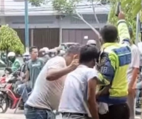 Aksi tawuran pelajar di Medan. (Foto Ist)