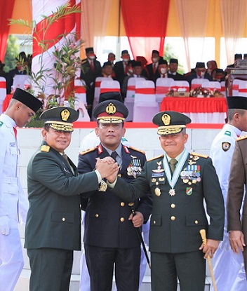Kapolda Sumut, Irjen Pol RZ Panca Putra mengikuti upacara peringatan Hari Kemerdekaan RI ke-77. (Foto Ist)