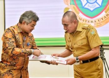 Gubernur Sumut Edy Rahmayadi terima uang kertas cetakan baru 2022 dari Menteri Keuangan (Menkeu) RI Sri Mulyani Indrawati dan Gubernur Bank Sentral Perry Warjiyo yang diwakilkan Kepala Perwakilan BI Sumut Doddy Zulverdi. (Foto Ist)