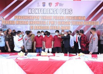Kapolda Sumut, Irjen RZ Panca Putra Simanjuntak bersama Gubernur Sumut Edy Rahmayadi, dan Kementerian Luar Negeri memberikan keterangan kepada wartawan terkait 212 PMI Ilegal. (Foto Ist)