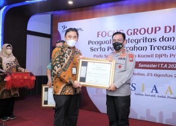 Kapolda Sumut, Irjen Panca Putra Simanjuntak menerima penghargaan " Treasury Ulos Award ". (Foto Ist)