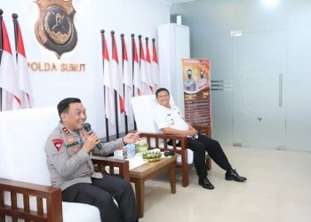 Kapolda Sumut Irjen Pol RZ Panca Putra Simanjuntak saat menerima Sesjen Wantanas RI. (Foto Ist)