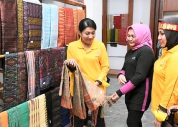 Ketua Umum Dharma Pertiwi Hetty Andika Perkasa melihat sebuah ulos. (Foto Ist)