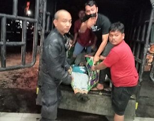 Personil Polsek Siantar Utara saat evakuasi jenajah korban Helentina ke ruangan jenjah RSUD dr Djasamen Saragih 